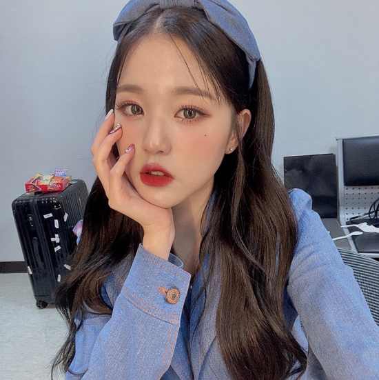 Group IZ*ONE Jang Won-young reveals selfie in visual outburstOn the 20th, Jang Won-young posted several photos on the IZ*ONE official SNS with the article late space.The uploaded photo showed Jang Won-young with a blue headband.Jang Won-youngs brilliant visuals were outstanding, with distinct features such as round eyes, a sharp nose and thick lips.Hanging one hand to the ball, Jang Won-young showed various expressions, especially a smile with a slightly raised mouth, which shot the hearts of viewers properly.Fans who watched Jang Won-young, who showed off his unique beauty, responded such as This Selfie is a big hit, It is so exciting and It is really pretty.On the other hand, IZ*ONE, which includes Jang Won-young, released a new album BLOOM*IZ on the 17th.