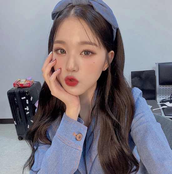 Group IZ*ONE Jang Won-young reveals selfie in visual outburstOn the 20th, Jang Won-young posted several photos on the IZ*ONE official SNS with the article late space.The uploaded photo showed Jang Won-young with a blue headband.Jang Won-youngs brilliant visuals were outstanding, with distinct features such as round eyes, a sharp nose and thick lips.Hanging one hand to the ball, Jang Won-young showed various expressions, especially a smile with a slightly raised mouth, which shot the hearts of viewers properly.Fans who watched Jang Won-young, who showed off his unique beauty, responded such as This Selfie is a big hit, It is so exciting and It is really pretty.On the other hand, IZ*ONE, which includes Jang Won-young, released a new album BLOOM*IZ on the 17th.