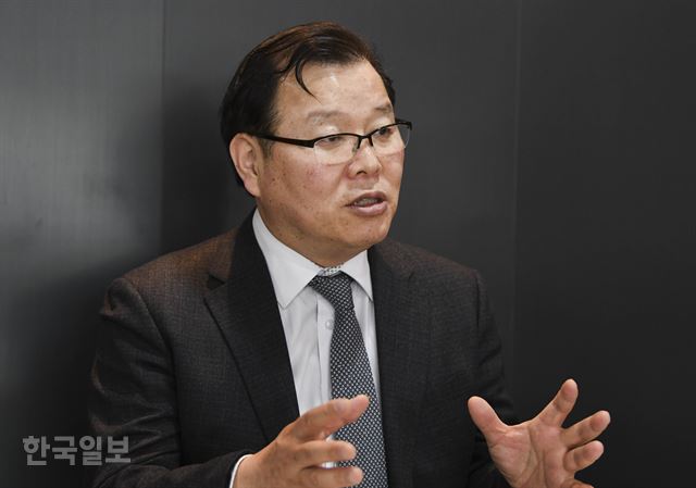 허주형 대한수의사회 회장은 21일 한국일보와의 인터뷰에서 “지금처럼 약사들이 일반 약국에서 동물 약을 판매하는 것은 인수 공통 전염병의 감염 우려가 있다”고 말했다. 박형기 인턴기자