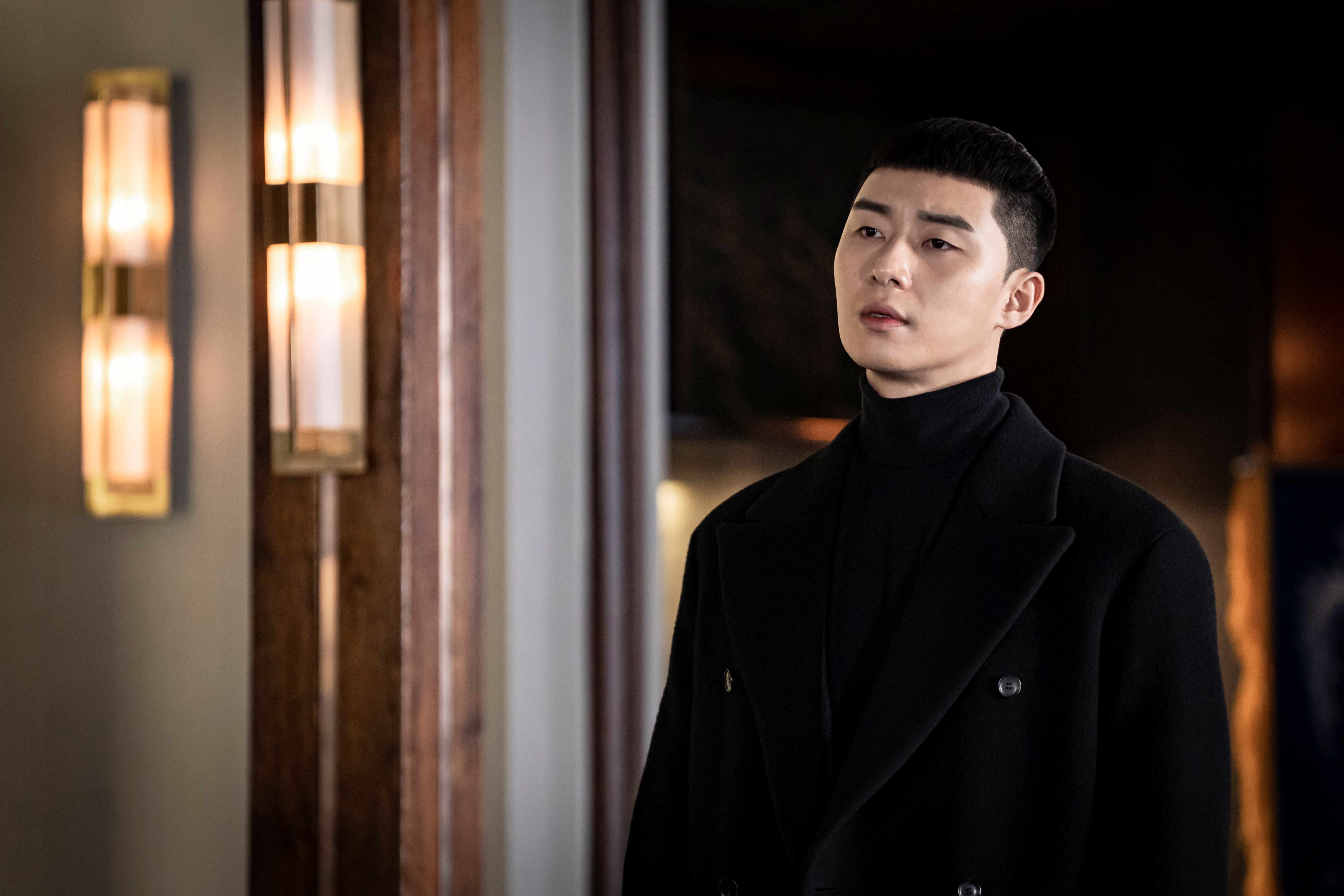 Itaewon Clath Park Seo-joon goes to the shooter at night.JTBC gilt drama Itaewon Klath (directed by Kim Sung-yoon, Cho Kwang-jin, production showbox and writing, original webtoon Itaewon Klath) captured Park Seo-joon, who appeared in the Jangga group, on the 22nd, ahead of the 8th broadcast, in search of Chairman Jang Dae-hee (Yoo Jae-myung).The defense of Park, who is against the mercyless attack of Chang, who holds the fate of Foa in his hand, stimulates curiosity.The breathtaking battle between Park and Jang Dae-hee, who aim at each others heads, began. The audience rating also rose amid the enthusiastic response of viewers.The 7th rating surpassed 13% (12.3% nationwide, 13.2% in the metropolitan area / Nielsen Korea paid households), maintaining the top spot in the same time zone for the seventh consecutive time.2049 Target ratings also recorded 7.1%, showing off dignity with the number one channel among the programs broadcast on Friday.In the last broadcast, Chang visited Foa at night, and Roy stimulated him with unstoppable provocation.Director Kang Min-jung (Kim Hye-eun), who discovered the possibility of a 15-year plan through Chairman Changs visit to Foa, joined hands with Park as promised, and Chairman Chang found out that they were on the same side.Roy, who was in a crisis of business due to the demand of a new landlord, but the voice over his phone was Chang.Another tough opponent, Changs class, other counterattacks amplified the tension.In the meantime, the two meet at the house, and the second face-to-face meeting between Park Sae-ro and Jang, who are in the public photos, raises the heart rate to the fullest.Roy, who went straight to the counterattack of Chang, who bought the building of Foa at night and interfered with the business.The cool eyes that I have never seen before suggest his Furious, which seems to burst at any moment.On the other hand, it doubles the tension by becoming a chairman who overwhelms his opponent with a relaxed and elegant atmosphere.The confrontation between those who are on fire in earnest is expected to be held up by the president who is shaking the night.In the eighth episode, which airs today (22nd), Park and his young people are struggling to keep the night, and starting with the meeting with Chang, he is raising expectations about what kind of game he will play.Above all, Park Seo-joon and Yoo Jae-myung, who are getting hotter as they continue to do so, are expected to face a dramatic confrontation.In this regard, Yoo Jae-myung said to viewers who are waiting for the 8th broadcast, I am sincerely grateful for the great interest and love with the beginning of the work. After the past time, the scene where Chairman Chang and the new Roy met in 10 years is a new beginning of Itaewon Clath.You can expect it well, he said, arousing the desire to use the broadcast, saying, Im sure youll never miss the fateful confrontation with the two people who will be whipped up again from now on.Meanwhile, the 8th episode of Itaewon Klath will be broadcast on JTBC at 10:50 p.m. today (22nd).iMBC Kim Hye-young  Photo JTBC