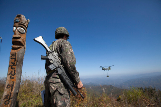 한 육군 병사가 보급물자를 싣고 접근하는 CH-47 헬기의 비행모습을 지켜보고 있다. 세계일보 자료사진