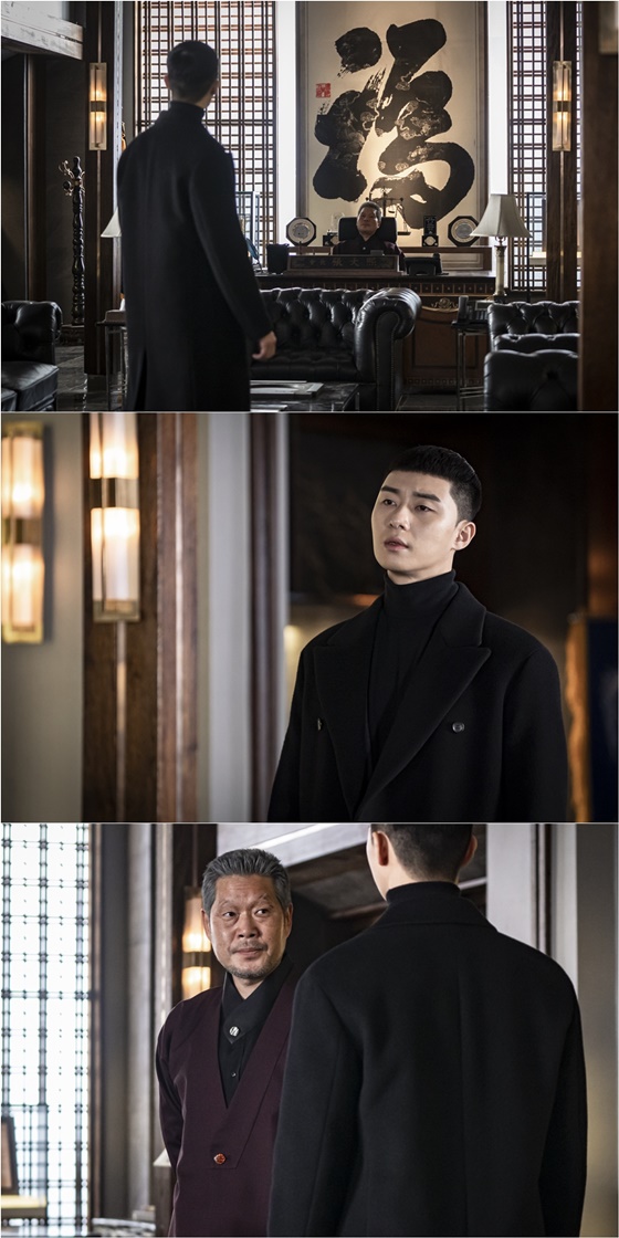 On the 22nd, JTBC gilt drama Itaewon Klath (playplayed by Cho Kwang-jin and directed by Kim Sung-yoon) found Chairman Jang Dae-hee (Yoo Jae-myung) and captured the appearance of Park Seo-joon in the Jangga group.The defense of Park, who is against the mercyless attack of Chang, who holds the fate of Foa in his hand, stimulates curiosity.In the last broadcast, Chang visited Foa at night, and Roy stimulated him with unstoppable provocation.Director Kang Min-jung (Kim Hye-eun), who discovered the possibility of a 15-year plan through Chairman Changs visit to Foa, joined hands with Park as promised, and Chairman Chang found out that they were on the same side.Roy, who was in a crisis of business due to the demand of a new landlord, but the voice over his phone was Chang.Another tough opponent, Changs class, other counterattacks amplified the tension.In the meantime, the two meet at the house, and the second face-to-face meeting between Park Sae-ro and Jang, who are in the public photos, raises the heart rate to the fullest.Roy, who went straight to the counterattack of Chang, who bought the building of Foa at night and interfered with the business.The cool eyes I have never seen before make me guess his Furious, which is about to burst.On the other hand, it doubles the tension by becoming a chairman who overwhelms his opponent with a relaxed and elegant atmosphere.Attention is focused on how the Roy will prevent the attack of the chairman who shakes the night and the confrontation between those who have been on fire in earnest.In the eighth episode, the struggle between Roy and the young people is drawn to protect the night, and the meeting with Chang will start with the expectation of what kind of game he will play.Above all, Park Seo-joon and Yoo Jae-myung, who are getting hotter as they continue to do so, are expected to face a dramatic confrontation.Yoo Jae-myung said to the viewers who are waiting for the 8th broadcast, I am sincerely grateful for the great interest and love with the beginning of the work. After the past time, the scene where Chang and the new Roy met in 10 years is a new beginning of Itaewon Clath.Do not miss the fateful confrontation with the two people who will be swept away again from now on.