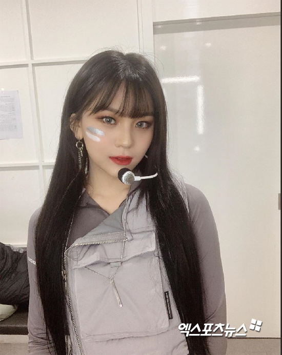 The girl group GFriend member Umjis beautiful look attracts attention.On the 22nd, GFriends official Instagram account posted several photos of Umji with the article Leverines.The photos posted appear to have been taken in the waiting room at the time of KBS Music Bank appearance.In the photo, Umji is posing in a stage costume and wearing a headset.On the other hand, GFriend, which Umji belongs to, announced a new song crossroads on the 3rd.