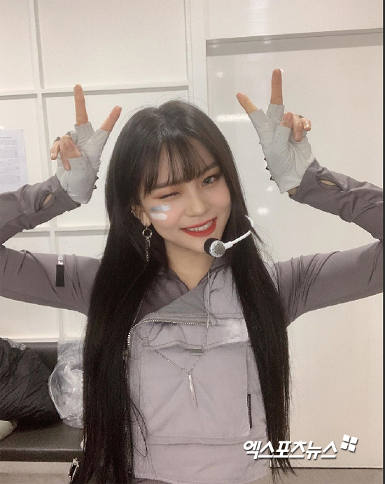 GFriend Kim Ye-won, Beautiful look Leeds new age...When will it be pretty? The beautiful look of Kim Ye-won, a member of the girl group GFriend, attracts attention.On the 22nd, GFriends official Instagram account posted several photos of Kim Ye-won, along with Leverines.The photos posted appear to have been taken in the waiting room at the time of KBS Music Bank appearance.Kim Ye-won in the photo poses in a stage costume and wearing a headset.On the other hand, GFriend, who belongs to Kim Ye-won, announced a new song crossroads on the 3rd.TVX is a video and new media brand of No. 1 entertainment media.