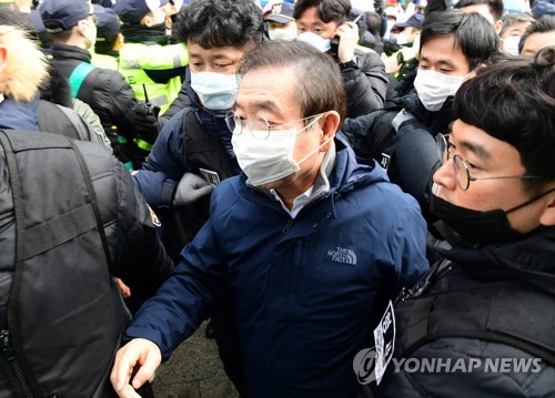 광화문 집회 현장 방문한 박원순 시장 (서울=연합뉴스) 박원순 서울시장이 22일 오후 서울 광화문광장에서 문재인하야범국민투쟁본부 주최로 열린 집회의 중단을 촉구하고 있다. 신종 코로나바이러스 감염증(코로나19) 확산 우려로 서울시가 광화문광장 등에서 집회 개최를 금지한 가운데  문재인하야범국민투쟁본부(범투본)는 시내 집회를 예정대로 강행했다.   [서울시 제공, 재판매 및 DB 금지] 2020.2.22 seephoto@yna.co.kr