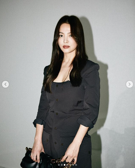 Song Hye-kyo posted several photos on his Instagram on the 23rd.On this day, Song Hye-kyo attended a luxury brand fashion show held at Italy Milan Fashion Week.In the photo, he is showing off his unique allure.Meanwhile, Song Hye-kyo is currently reviewing his next film.