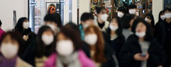 신종 코로나바이러스 감염증 확산 우려가 이어지는 가운데 3일 서울 강남구 스타필드 코엑스몰에서 시민들이 마스크를 쓰고 이동하고 있다/사진=연합뉴스
