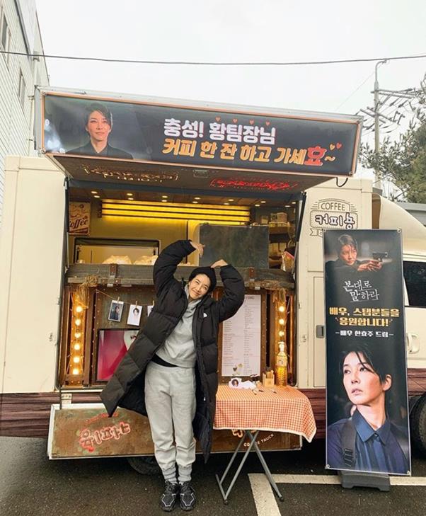 Actor Jin Seo-yeon and Han Hyo-joo boasted a warm friendship.On the 23rd, Jin Seo-yeon posted a copy of Han Hyo-joos Coffee or Tea Gift authentication shot on his SNS with an article entitled Behind Coffee or Tea Photo.He added a hashtag called Happy Birthday to Hyoju and revealed his friendship with Han Hyo-joo, who was born on February 22, 1987, on his 33rd birthday the day before.Han Hyo-joo responded to the celebration of Jin Seo-yeon by saying, Thank you, do not get hurt and try to finish.In the open photo, Jin Seo-yeon is making a small heart with a big heart in front of a Gifted Coffee or Tea by Han Hyo-joo.Meanwhile, Jin Seo-yeon and Han Hyo-joo breathed together in the movie Ban Chang Ko.Recently, Jin Seo-yeon is appearing in the OCN drama Tell as you see.