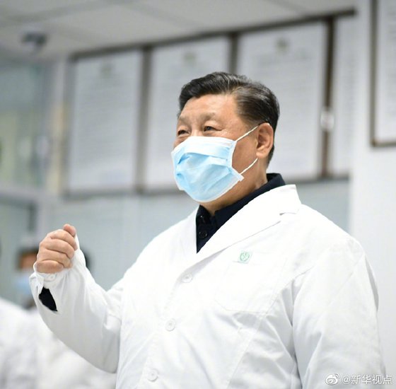 시진핑 중국 국가주석은 10일 오후 마스크를 낀 채 신종 코로나 사태 이후 처음으로 현장 방문에 나섰다. 장소는 최대 격전지 후베이성 우한이 아닌 수도 베이징이었다. [중국 신화망 캡처]