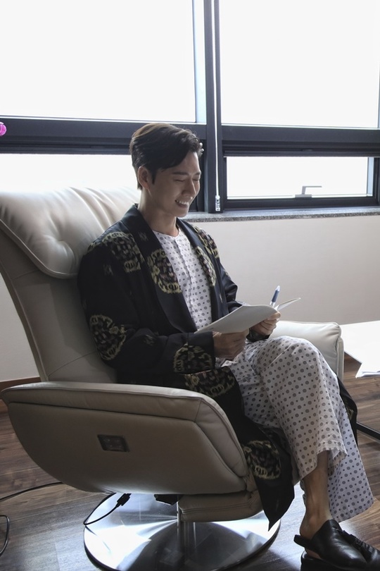 Forest Park Hae-jin, Jo Bo-ahhhh, unveiled a behind-the-scenes scene reminiscent of a photo shoot.KBS 2TV drama Forest showed a scene where Park Hae-jin, Jo Bo-ahhhh, who was in charge of each other at the Forest site on February 23, did not lose his smile even in shooting the mountainous Oji Gang-gun.Just as the two of them give phytoncide romance to viewers with a tight chemistry on the outside of the play, they are encouraging the atmosphere of the scene by unravelling a laughing bundle that is full of laughter even when the Camera is turned off.With his excellent acting skills, Park Hae-jin, who has created the modifier Rocco Artisan by showing his good looks, hobby is comic, and hidden aspects generously, has become an atmosphere maker that encompasses actors and staffs and captivated the scene.It gave an unexpected turnaround by blowing unexpected gillaume beauty, and when the Camera lens was directed, it created a pictorial production and made the eyes of the viewers luxurious.In addition, he showed the meticulousness of preparing the props by watching the script, and he was immersed in the infinite charm of Park Hae Jin.Jo Bo-ahhh, who is showing the spectrum of pale-colored hot-rolled spectrum freely coming and going at the height of emotions, played a role as a happy virus in the field with a pop of juice.When I was curious about the shooting break, I gathered my staff and my head to discuss the acting points, and I did not lose my smile on all the shootings, and I enthusiastically worked on the positive loveliness that only Joe Boa had.Moreover, it showed the force of Forest vitamins by radiating the charm that makes tiredness colorless.I would like to express my gratitude to the actors who have not been interested in the war against bugs caused by cold, hot weather and mountainous mountainous areas, the production team said. I will do my best to ensure that the efforts of all staff members as well as actors are delivered to the room.hwang hye-jin