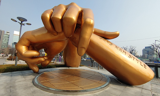 지난 20일 오후 서울 강남구가 코엑스 앞. 강남구가 2016년 4월 예산 4억여 원을 들여 높이 5.3m, 폭 8.3m 청동 소재의 대형‘강남스타일 말춤’조형물을 설치했다.