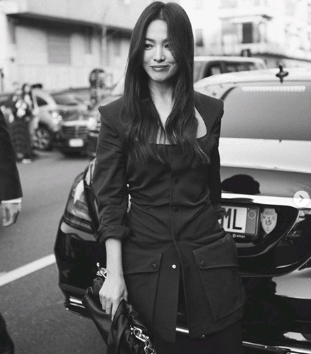 Actor Song Hye-kyo reveals recent statusOn Sunday, Song Hye-kyo released a photo of herself on Instagram.The photo shows Song Hye-kyo attending a fashion brand event held at Italy.Song Hye-kyo, wearing a long straight hairstyle and black dress, captivates the attention of viewers with her alluring charm.Song Hye-kyo is currently preparing for his next film, reviewing the appearance of the movie Anna.Photo = Song Hye-kyo Instagram