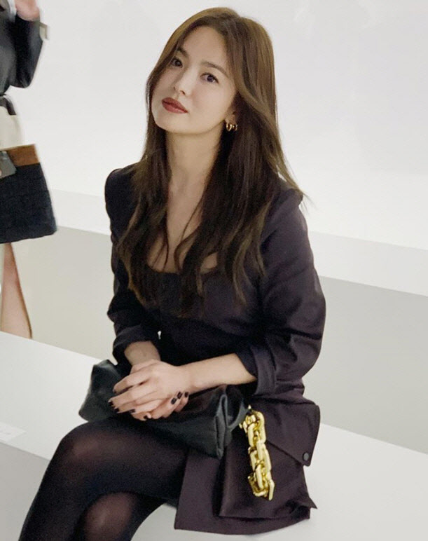 Actor Song Hye-kyo was shown attending an Italyn Fashion show.In the photo, Song Hye-kyo is creating a chic and alluring atmosphere with all black fashion and calm makeup.Song Hye-kyo is reviewing his next work with a break after the end of tvNs Boyfriend last year.