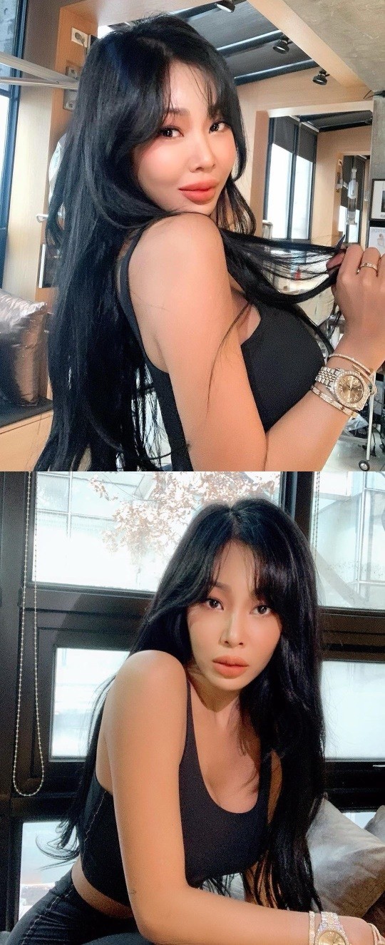 Singer Jessie captivates Sight with healthy charmOn Monday, Jessie posted several photos on her Instagram account.In the public photo, Jessie boasts a solid figure in a black bra top, with her long straight hair hanging down and staring into the camera with glamorous eyes.Also, Hyuna showed affection on the same day by posting a picture of Jessie on her Instagram.In the photo, Jessie matched the bra top in the top and gave off a sexy charm.Meanwhile, Jessie has been active since signing an exclusive contract with Psys agency Pination. She is appearing on tvN Friday night.Photo Jessie Instagram
