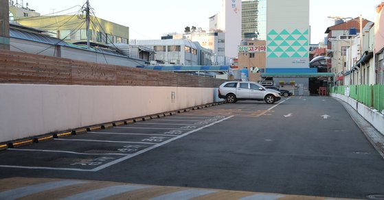23일 임시 휴장하면서 텅 비어있는 부산 북구 구포시장 공영주차장. 송봉근 기자