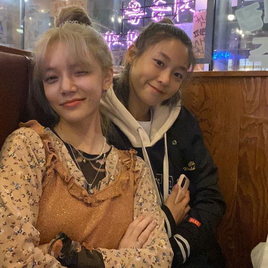 Jimin and Seolhyun shared daily photosAOA Jimin posted an article and photo of Cheese blanket on his instagram on February 23.The photo was taken at the restaurant by Jimin and Seolhyun, both of whom are not makeup-free but show off their humiliating group beauty.Especially, the fresh smile of the two stands out.minjee Lee