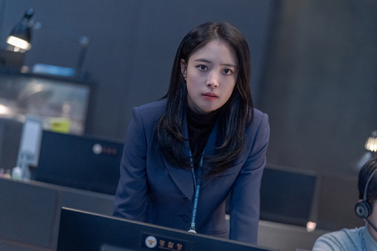 Memoir of Warlist Lee Se-young returns with chic charisma.TVNs new tree Drama Memoir of Warlist (director Kim Hui-so, Jaehyun Oh Seung-yeol/playplayplayed by Andoha Hwang Ha-na) reveals Lee Se-youngs still cut, which turned into a sharp-insighted genius Profiler One line ready, on February 24 to stimulate expectations.The Memoir of Warlist, based on the next webtoon of the same name, is a six-sensory ending rhetoric that tracks the mysterious absolute serial killer by the nationally recognized superpower Detective Camellia (Yoo Seung-ho) and the super elite Profiler One lineready (Lee Se-young).Unlike the existing hero who hides his identity, the performance of Hero Camellia, who announces the ability of memory scan to the world and wipes out vicious criminals, gives a lively and exciting catharsis.Here, the production teams triumph, which stands out between Drama and the movie, guarantees the perfection.Director Kim Hwi, who is well received for his outstanding productions that coordinate tensions such as the movie Neighbors, and director Joehun, who planned Secret Forest, Hundred Days of the Nang Gun and directed Eunjus Room, and director Oh Seung-yeol, who co-directed The Adviser, are also excited by the drama fans.One lineready, the youngest general of the overthrow wall specs by Lee Se-young, is a genius Profiler who finds the truths of crime buried with brilliant brains and persistent tenacity.He passed the judicial notice at a young age, but he wanted to play the scene himself. He entered the police with a special police officer instead of a prosecutor.He is cool in front of the case, but he is hotter than anyone else to try to catch the criminal.The special coordination of the metaphysical Camellia, which proposes the opponent at once, and the One lineready, which digs into the loophole with sharp insight, already adds to expectations.Above all, the exciting brainsex confrontation with Yoo Seung-ho will be the best point of observation.Lee Se-young, who predicted the transformation with the intense phrase It is different from predicating with feeling in the character poster that took off the veil earlier.Lee Se-youngs chic charisma, which has changed from the eyes in the photo released on the day, is more anticipated.The sharp and fierce eyes to dig into the truth of the case are a new face that Lee Se-young has not shown in the meantime.You can get a glimpse of his pulpit in the way he briefs the case in a steady way.A calm face that does not reveal emotions also causes curiosity in the character One line ready.One line interview that became a profiler to dig into the truth of the case that changed his life in the past.I am curious about the secrets of One line ready hidden in the cold face and the truth he is chasing.Lee Se-young, who has been transforming without fear of Top Model for each work, said, I was able to show a new look through the brilliant and rational character One line ready because it is a mystery thriller genre that has a different charm from the works I have participated in.The script was very attractive.As I read interestingly by guessing the criminal, viewers will have fun in reasoning the criminal together. Lee Se-young, who is trying to transform into a one lineready, said, One lineready is a rational and knife-like person who can feel a decisive charisma.You will be able to feel the charm of Girl Crush as a person with a cool but hot heart. We are doing our best to show the charm and emotion of the gentle and clever One lineready, he said, stimulating expectations for the new Top Model.bak-beauty