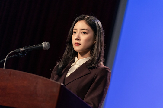 Memoir of Warlist Lee Se-young returns with chic charisma.TVNs new tree Drama Memoir of Warlist (director Kim Hui-so, Jaehyun Oh Seung-yeol/playplayplayed by Andoha Hwang Ha-na) reveals Lee Se-youngs still cut, which turned into a sharp-insighted genius Profiler One line ready, on February 24 to stimulate expectations.The Memoir of Warlist, based on the next webtoon of the same name, is a six-sensory ending rhetoric that tracks the mysterious absolute serial killer by the nationally recognized superpower Detective Camellia (Yoo Seung-ho) and the super elite Profiler One lineready (Lee Se-young).Unlike the existing hero who hides his identity, the performance of Hero Camellia, who announces the ability of memory scan to the world and wipes out vicious criminals, gives a lively and exciting catharsis.Here, the production teams triumph, which stands out between Drama and the movie, guarantees the perfection.Director Kim Hwi, who is well received for his outstanding productions that coordinate tensions such as the movie Neighbors, and director Joehun, who planned Secret Forest, Hundred Days of the Nang Gun and directed Eunjus Room, and director Oh Seung-yeol, who co-directed The Adviser, are also excited by the drama fans.One lineready, the youngest general of the overthrow wall specs by Lee Se-young, is a genius Profiler who finds the truths of crime buried with brilliant brains and persistent tenacity.He passed the judicial notice at a young age, but he wanted to play the scene himself. He entered the police with a special police officer instead of a prosecutor.He is cool in front of the case, but he is hotter than anyone else to try to catch the criminal.The special coordination of the metaphysical Camellia, which proposes the opponent at once, and the One lineready, which digs into the loophole with sharp insight, already adds to expectations.Above all, the exciting brainsex confrontation with Yoo Seung-ho will be the best point of observation.Lee Se-young, who predicted the transformation with the intense phrase It is different from predicating with feeling in the character poster that took off the veil earlier.Lee Se-youngs chic charisma, which has changed from the eyes in the photo released on the day, is more anticipated.The sharp and fierce eyes to dig into the truth of the case are a new face that Lee Se-young has not shown in the meantime.You can get a glimpse of his pulpit in the way he briefs the case in a steady way.A calm face that does not reveal emotions also causes curiosity in the character One line ready.One line interview that became a profiler to dig into the truth of the case that changed his life in the past.I am curious about the secrets of One line ready hidden in the cold face and the truth he is chasing.Lee Se-young, who has been transforming without fear of Top Model for each work, said, I was able to show a new look through the brilliant and rational character One line ready because it is a mystery thriller genre that has a different charm from the works I have participated in.The script was very attractive.As I read interestingly by guessing the criminal, viewers will have fun in reasoning the criminal together. Lee Se-young, who is trying to transform into a one lineready, said, One lineready is a rational and knife-like person who can feel a decisive charisma.You will be able to feel the charm of Girl Crush as a person with a cool but hot heart. We are doing our best to show the charm and emotion of the gentle and clever One lineready, he said, stimulating expectations for the new Top Model.bak-beauty