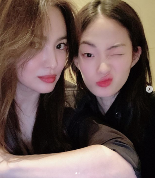 Model Shin Hyeon-ji admired the beauty of Actor Song Hye-kyo.Shin Hyun-ji posted two photos on his SNS on the 23rd with an article entitled When will you be beautiful?The photo shows Shin Hyun-ji and Song Hye-kyo, who left Selfie with their faces in a friendly manner.The two men, who have long-haired hair, are showing different charms. Both Shin Hyun-ji and Song Hye-kyo are smiling brightly and attract attention.Shin Hyun-ji also released additional photos taken by Song Hye-kyo.Shin Hyeon-ji is the winner of Season 4 of the 2013 Challenge Super Korea, and Song Hye-kyo recently attended a fashion show in Milan, Italy.sinhyeonji SNS