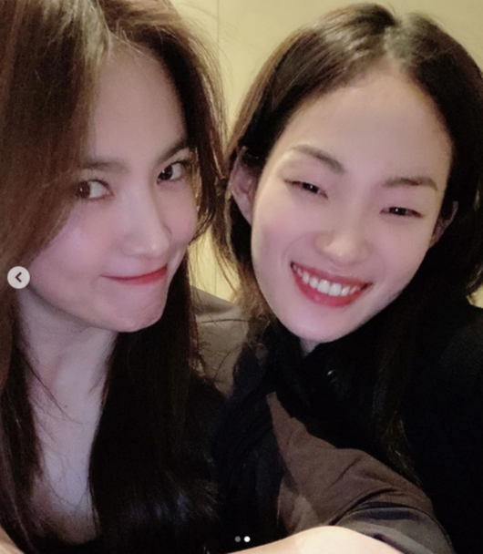 Model Shin Hyeon-ji admired the beauty of Actor Song Hye-kyo.Shin Hyun-ji posted two photos on his SNS on the 23rd with an article entitled When will you be beautiful?The photo shows Shin Hyun-ji and Song Hye-kyo, who left Selfie with their faces in a friendly manner.The two men, who have long-haired hair, are showing different charms. Both Shin Hyun-ji and Song Hye-kyo are smiling brightly and attract attention.Shin Hyun-ji also released additional photos taken by Song Hye-kyo.Shin Hyeon-ji is the winner of Season 4 of the 2013 Challenge Super Korea, and Song Hye-kyo recently attended a fashion show in Milan, Italy.sinhyeonji SNS