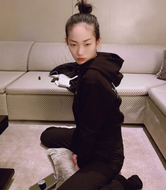 Model Shin Hyeon-ji admired the beauty of Actor Song Hye-kyo.Shin Hyun-ji posted two photos on his SNS on the 23rd with an article entitled When will you be beautiful?The photo shows Shin Hyun-ji and Song Hye-kyo, who left Selfie with their faces in a friendly manner.The two men, who have long-haired hair, are showing different charms. Both Shin Hyun-ji and Song Hye-kyo are smiling brightly and attract attention.Shin Hyun-ji also released additional photos taken by Song Hye-kyo.Shin Hyeon-ji is the winner of Season 4 of the 2013 Challenge Super Korea, and Song Hye-kyo recently attended a fashion show in Milan, Italy.sinhyeonji SNS