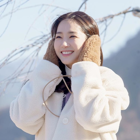 Park Min-young wrote on his instagram on the 24th, D-day has come!I will meet you at jtbc at 9:30 tonight # Ill Find You on a Beautiful Day and posted three photos.Inside the picture is a picture of Park Min-young standing with his ears closed in the cold wind, with Smile, a snowflake-like seaplane, drawing attention.Haewon, who is tired of living in Seoul and goes down to Bukhyeon-ri, will meet Eun-seop, who runs an independent bookstore, and a heart-warming healing romance.Park Min-young and Seo Gang-joon work together.