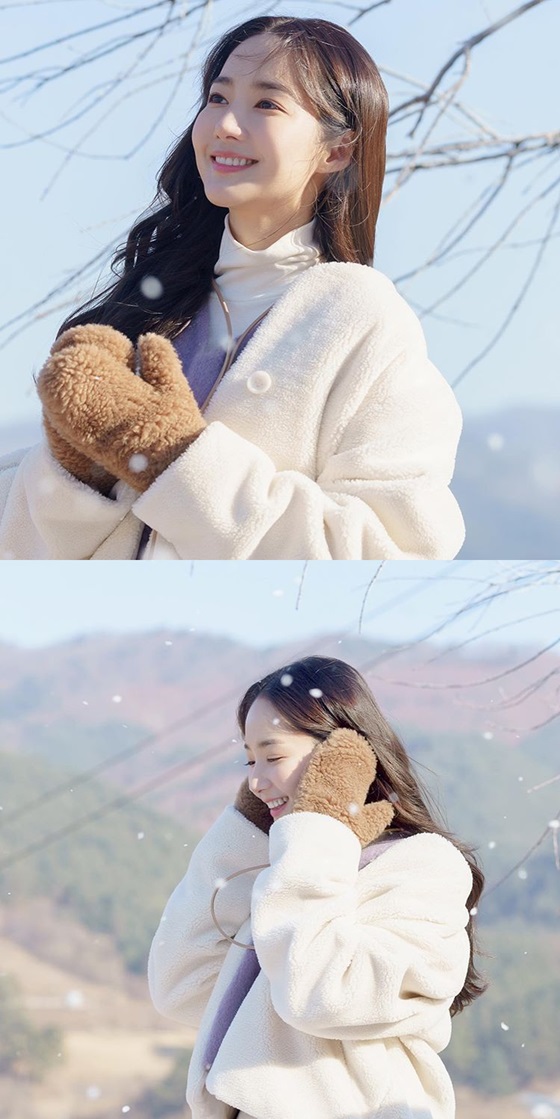 Park Min-young wrote on his instagram on the 24th, D-day has come!I will meet you at jtbc at 9:30 tonight # Ill Find You on a Beautiful Day and posted three photos.Inside the picture is a picture of Park Min-young standing with his ears closed in the cold wind, with Smile, a snowflake-like seaplane, drawing attention.Haewon, who is tired of living in Seoul and goes down to Bukhyeon-ri, will meet Eun-seop, who runs an independent bookstore, and a heart-warming healing romance.Park Min-young and Seo Gang-joon work together.