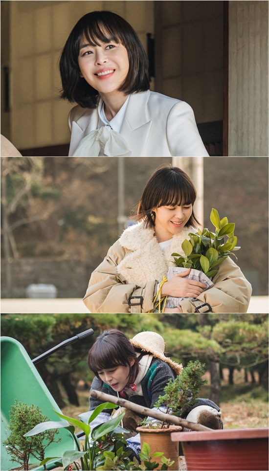 TVN The first filming of the new monthly drama Ban-Yi-Ha Lee Ha-na was released.Ban-Ui-Hahn is a story of unrequited love that is free to start, grow, and end, where artificial intelligence programmer Lower House (Jeong Hae-in) and classical recording engineer Seo (Chae Soo-bin) meet and draw.Lee Ha-na is expecting to play the role of Gardner Moon Soon-ho, who loves Plants, with a special family like a friend at times with the Lower house.Among them, Lee Ha-nas first filming SteelSeries was released.Lee Ha-na in SteelSeries captures his gaze with a clear smile that bursts out of the word curious.In addition to this, he digs a neat and elegant ivory suit and admires it.His clean and elegant appearance without tea makes him expect another Acting transform.In addition, Lee Ha-na focuses his attention on the way he is carrying the flowerpot in his arms as if he is giving a child.It is good to see the brilliant Plants, and the smile full of his face makes the viewers happy.In addition, I do not care about the muddy knee, I do not care about the Plants, I feel the warm affection for the Plants.It is noteworthy that Lee Ha-na, who has his own unique sensibility, will capture viewers with an attractive act by disassembling himself as a gardener Moon Soon Ho who loves Plants.Lee Ha-na has been transformed into a gardener Moon Soon-ho with a neat charm with a perfect character study from the first shooting, and impressed the staff.Moreover, Lee Ha-na is becoming a vitamin with a unique mild and warm sensibility and atmosphere.I hope Lee Ha-nas Acting will draw Moon Soon-ho Character more stereoscopic and attractive. Ban-Ui-Hahn is scheduled to air first at 9 p.m. on March 23.Photo = tvN
