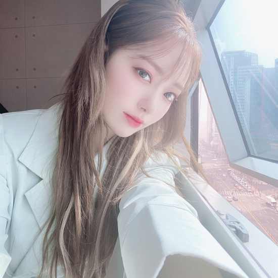 Group IZ*ONE Sakura boasted superior visualsOn the 23rd, Sakura told IZ*ONE official SNS, You know you are happy thanks to Moy Yat Wiz One?I love you. The uploaded photo showed Sakura staring at the camera in a white jacket, and she was attracted to the eyes because she felt innocent even if she stayed still.Sakura created a bright spring vibe with a pink make-up to her brown long hairstyle, particularly with her small face and big eyes, which showed off her unique beauty.Here, Sakura caught the eyes of those who saw it with deadly eyes at once.The fans who responded to the photos responded such as Is not it too pretty to be pretty and It is a real Goddess visual.On the other hand, IZ*ONE, which Sakura belongs to, released a new album BLOOM*IZ on the 17th.