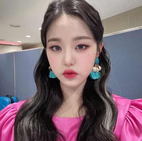 The adorable selfie of group IZ*ONE Jang Won-young has been unveiled.On the 23rd, IZ*ONE official SNS showed several photos of Jang Won-young looking at the camera in stage costumes.Jang Won-young has a lovely charm with pink makeup and half-bundle style that reveals the spring feeling.Especially, it attracted attention with its distinctive features such as big eyes, smart nose, and thick lips.Jang Won-young, who perfected the hot pink costume with a shoulder emphasis, reminded me of SpringGoddess.The picture of her smiling smile with her name tag next to her was brilliant.The fans who responded to the photos responded such as Won Young Lee, who is pretty every day, This style was a big hit and It is so lovely.On the other hand, IZ*ONE, which belongs to Jang Won-young, is working as a comeback and title song Piesta on the 17th.