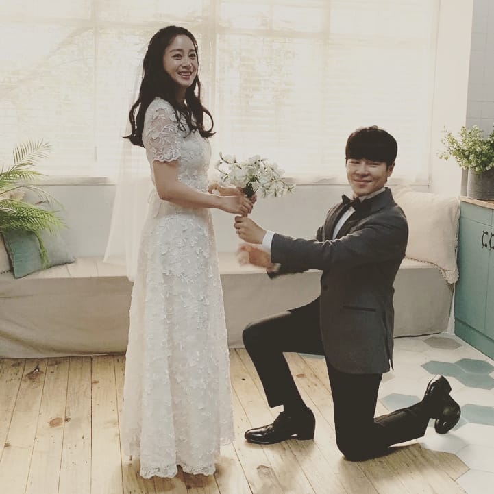 Actor Kim Tae-hee has released a two-shot with Lee Gyoo-hyeong.Kim Tae-hee told his Instagram on the 23rd, The hard times of Kanghwa and Kwon Yuri, which seemed to be not broken like Tempered glass ... are memories that I have searched again with gratitude to all those who watched the first room  ~ Will everyone try to shoot catch the prime at 9 pm tonight?# Kim Tae-hee # Lee Gyoo-hyeong # HighEsporte Clube BahiaMama and posted several photos.Kim Tae-hee in the public photo is showing off his affectionate couple chemistry with Actor Lee Gyoo-hyeong, who is appearing as a husband in the play.The two men were thrilled to produce wedding poses from the dress that reminds me of my love life.Kim Tae-hee is appearing as Kwon Yuri in TVN Drama Hi Esporte Clube Bahia, Mama.Photo: Kim Tae-hee Instagram