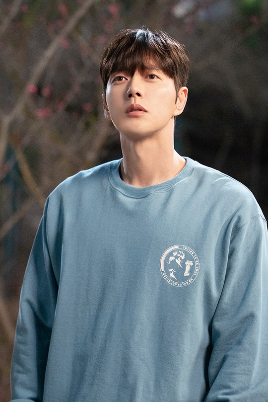 The perfect Acting, which throws Park Hae-jins whole body, is maximizing the immersiveness of viewers.Park Hae-jin, who is divided into Kangsan Hyuk, the main character of KBS 2TV drama Forest, is captivating viewers with the appearance of an artist who is an actor.Forest is a work that depicts the contents of the characters with realistic desires who gather the wounds of their hearts in the space of Forest and realize the essence of happiness. Park Hae-jin is a cold perfectionist M & A expert and at the end of twists and turns, ...In the play, Park Hae-jin opened the first mystery of the mystery, surprised that he knew all the new sounds, such as matching the sound of a night-sleep creep in his first article.And the burning arm, Phantom Pain, is considered the most shocking scene of the first and second times with a great pain that shows the weight of guilt.Park Hae-jin, who has led to a complete immersion that viewers never feel like they are Acting on Phantom Pain, then calmly repairs the surgeons bicycle, Jung Young-jae (Jo Bo-a), and says in a low, relaxed voice, Theres a man who has been abandoned by his parents.Why do you stick to money, and you are the only one who will save you, and this scene is deeply engraved on the minds of viewers.Also, the memory of Grandmas Boy comes to mind, the scene overwhelmingly captivated viewers.Sanhyuk, who turned to the body to wipe the body beautifully without shedding a tear, walked through Grandmas Boys clothes and cried while eating boiled bear soup.This scene, which was bright with Park Hae-jins delicate and scaryly detailed mise-en-scene, found the name of Grandmas Boy in the wall god and captured more viewers in the scene that was in the mind of Phantom Pain and the memory to come up.Finally, on a rainy day, Jung Young-jaes trauma of the acid revolution burst out from the wine-scake scene, which made the house theater breathe. I am just a patient to you.I looked into my naked body. Is Jung Young-jae with me tonight a woman? Is she a doctor?But I was very hurt, and I showed my eyes that I desperately wanted to see with delicate Acting, and I led Kangsan Hyuk Holic.kim myeong-mi