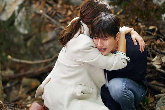 The perfect Acting, which throws Park Hae-jins whole body, is maximizing the immersiveness of viewers.Park Hae-jin, who is divided into Kangsan Hyuk, the main character of KBS 2TV drama Forest, is captivating viewers with the appearance of an artist who is an actor.Forest is a work that depicts the contents of the characters with realistic desires who gather the wounds of their hearts in the space of Forest and realize the essence of happiness. Park Hae-jin is a cold perfectionist M & A expert and at the end of twists and turns, ...In the play, Park Hae-jin opened the first mystery of the mystery, surprised that he knew all the new sounds, such as matching the sound of a night-sleep creep in his first article.And the burning arm, Phantom Pain, is considered the most shocking scene of the first and second times with a great pain that shows the weight of guilt.Park Hae-jin, who has led to a complete immersion that viewers never feel like they are Acting on Phantom Pain, then calmly repairs the surgeons bicycle, Jung Young-jae (Jo Bo-a), and says in a low, relaxed voice, Theres a man who has been abandoned by his parents.Why do you stick to money, and you are the only one who will save you, and this scene is deeply engraved on the minds of viewers.Also, the memory of Grandmas Boy comes to mind, the scene overwhelmingly captivated viewers.Sanhyuk, who turned to the body to wipe the body beautifully without shedding a tear, walked through Grandmas Boys clothes and cried while eating boiled bear soup.This scene, which was bright with Park Hae-jins delicate and scaryly detailed mise-en-scene, found the name of Grandmas Boy in the wall god and captured more viewers in the scene that was in the mind of Phantom Pain and the memory to come up.Finally, on a rainy day, Jung Young-jaes trauma of the acid revolution burst out from the wine-scake scene, which made the house theater breathe. I am just a patient to you.I looked into my naked body. Is Jung Young-jae with me tonight a woman? Is she a doctor?But I was very hurt, and I showed my eyes that I desperately wanted to see with delicate Acting, and I led Kangsan Hyuk Holic.kim myeong-mi