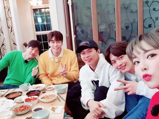 The one that was fun. The All The All The Butlers will all be together this week.Singer Hong Jin-young shared a meal with his fans on February 25th with members of the SBS entertainment program Death Master on his personal instagram.In the photo, Hong Jin-young is wearing a red-colored dress and making a cute face with his lips all the way out. Next to Hong Jin-young, singer Yang Sung-jae, comedian Yang Se-hyeong and actor Shin Sung-rok Lee Sang-yoon are making a bright smile.Member Lee Seung-gi is not seen as if he has been away for a while.Hong Jin-young appeared with the singer Park Hyun-bin as a trot master in the 108th SBS entertainment program Death Masters broadcast on February 23rd.According to Nielsen Korea, a ratings agency, Hong Jin-youngs broadcast was 7.3%, making it the top audience rating this year.Choi Yu-jin
