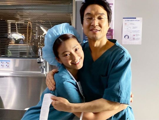 Actor Yoon Bora has released a behind-the-scenes photo of SBS Moonhwa Drama Romantic Doctor Kim Sabu 2 End Memorial.On the afternoon of February 25, Yoon Bora posted several photos on the SNS with an article entitled Our Doldam Hospital Family, which is the last romantic day today.In the open photo, Yoon Bora is taking a friendly pose with actors who appeared together in Romantic Doctor Kim Sabu 2 such as Han Suk-kyu, Ahn Hyo-seop, Kim Min-jae and Yun-Num, and is soothing the regret of End.Yoon Bora played a role as Ju Young Mi in Romantic Doctor Kim Sabu 2.Romantic Doctor Kim Sabu 2 ends with the 16th broadcast on this day.hwang hye-jin