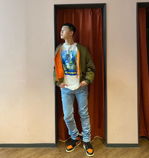 Park Seo-joon of JTBC Itaewon Clath released a warm photo.Park Seo-joon posted a picture on his SNS on Saturday with an orange heart.Park Seo-joon is dressed comfortably in jeans with orange shoes in the picture, captivating her with her Roy down fashion in Itaewon Clath.Park Seo-joons long glee is also overwhelming: Park Seo-joons model looks as cool as it looks.Park Seo-joon is playing a role as a rookie in Itaewon Clath.Itaewon Clath is breaking its own top TV viewer ratings every time and writing a new record of Drama TV viewer ratings.