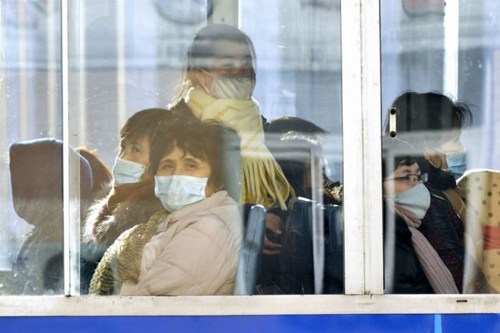 북한 평양시민들이 22일 마스크를 착용하고 무궤도전차에 탑승해 있다. 북한은 한국 등 주변국가의 코로나19 확산 소식을 신속하게 보도하면서 주민들에게 야외에서 마스크를 쓰지 않는 것은 