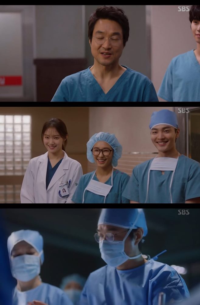 The operation for Han Suk-kyu Carpal Disease Syndrome, a romantic doctor, was completed safely, and his illness was suggested to be multiple sclerosis.The disciples Ahn Hyo-seop and Lee Sung-kyung Love Line also led to the happy endings.In particular, Drama has raised the satisfaction of existing fans by foreshadowing the romantic doctor Kim Sabu 3, which will meet the expectations of viewers.In the 16th episode of SBSs drama Romantic Doctor Kim Sabu 2 (directed by Kang Eun-kyung), which aired on the night of the 25th, the 16th episode of the last episode of the drama, includes Doldam Hospital, medical Physician, Han Suk-kyu, Seo Woo-jin (Ahn Hyo-seop), Cha Eun-jae (Lee Sung-kyung), Park Min-guk (Kim Joo-heon), Bae Moon-jung (Shin Dong-wook), Im Yoon-ah (So Ju-yeon), Jung In-soo (Yoon Na-pa), Yeo Un-yeong (Kim Hong-pa), Oh Myung-sim (Jin-kyung), Jang Gi-tae (Jin-kyung), Nam Do-il (Byeon Woo-min), Park Eun-tak (Kim Min-jae), Yang Ho-joon (Ko Sang-ho), Shim Hye-jin (Park Hyo-ju), Heo Young-gyu (Bae Myung-jin), Do Yun-wan (Cho Choi Jin-ho), Joo Young-mi (Yoon Bo-ra), Kang Ik-jun (Ke) Son Sang-yeon), Do In-beoms medical Kahaani ending, Happy Endings were drawn.Many situations were arranged around Kim Sabu on the day, and Park Min-guk, who lost Kang Ik-jun, who had suffered from WPW syndrome (WPW syndrome, early excitement syndrome), to the table death, was preparing for his resignation.But Kim was acknowledging Park Min-guks ability to be the same Physician. Kim was also a Physician versus Physician, who gave his own advice to Park Min-guk.Park Min-guk was eventually supposed to have not given up on Physician until the end of the surgery for an anterior anterior hypertrophy who suddenly entered Doldam Hospital.Kim Sabu expressed his encouragement to Cha Eun-jae, who has grown rapidly in terms of his skills and personality, and expressed his desire to become a good Physician in the future.Above all, Kim Sabu recognized Seo Woo-jin, who has grown his skills and has suffered more than anyone else at Doldam Hospital, as his disciple.Kim Sabu has been in contact with many patients at Doldam Hospital and has written down records of experience, which is left with vast medical data.Kim had a major process to live as a Physician in the future, solving the wrist and carpal syndrome that had been suffering from surgery.The surgery suggested his condition was multiple sclerosis (multiple sclerosis); Bae Moon-jung, Seo Woo-jin, and others entered the operation and the operation ended safely.The interesting love line of Romantic Doctor Kim Sabu 2 also ended with Happy Endings. Seo Woo-jin and Cha Eun-jae showed off their affection after confirming their love for each other.Im Yoon-ah and Park Eun-tak also promised a happy future by showing off their affection for each other and a good medical colleague.Kim Sabu sent a love call to Park Min-guk, who came out of the hospital, to work together.Kim had a unique human beauty, and Park Min-guk said, If I stay here, I will build a trauma center in three years. Kim said, Can you handle it?We will run the hospital as an independent corporation that is not related to the university hospital, and we will promise viewers the possibility of Season 3, Kim said.Romantic Doctor Kim Sabu 2 started with the support of existing fans due to the hot popularity of Romantic Doctor Kim Sabu 1 last season.Still, Speedy Medical Kahaanis development, following last season, many characters appeared as existing characters and showed off their unchanging characteristics.Nurse Park Eun-tak, Oh Myung-shim, and Namdo-il were still strong members of Doldam Hospital.Above all, the spiritual landlord and leader of Doldam Hospital, Kim Sabus brilliant presence, was still a key factor in shining season 2.In fact, Drama introduced the will of Chairman Shin Myung-ho of Season 1, and promoted Doldam Hospital, not Geo University Hospital, to an independent corporation.This was a sign that predicted the infinite Physician life and the upbringing of disciples of Kahaani, a permanent stone hospital, and Kim Sabu, a romantic doctor.As long as Kim Sabu and Actor Han Suk-kyu are present, the foundation of all Kahaani variations of Romantic Doctor Kim Sabu 3 is fully established.Currently, portal sites have appeared in search terms that demonstrate interest in actors such as Han Suk-kyu age, Lee Sung-kyung age and Lee Sung-kyung key.The solid hot rolling of many actors will also be the result of the light.Han Suk-kyu was born in 1964 and Lee Sung-kyung was born in 1990.Lee Sung-kyung is 173cm tall and is known as an tall woman actor because she is from the model.