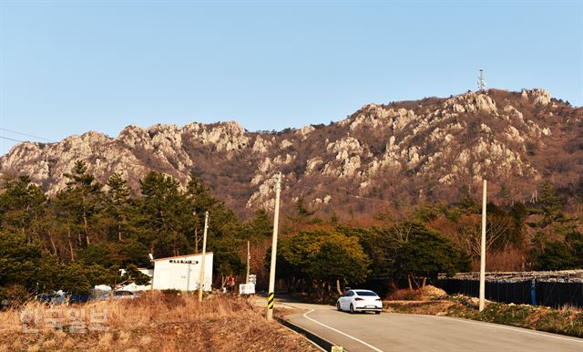 달마산 도솔암 가는 길. 능선 오른쪽 끝 송신탑 가까운 곳까지 도로가 나 있다. 일부 구간은 운전에 주의해야 한다. 길이 끝나는 곳에 4대 정도 주차할 공간이 있다.