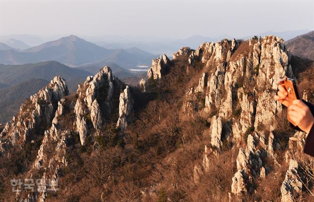 능선에서 흘러내린 기암괴석을 보면 작은 금강산이라 한 이유를 짐작할 수 있다.