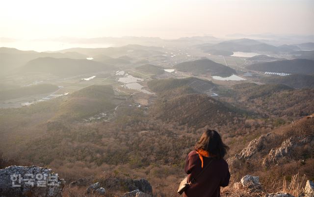 달마고도 능선에 오르면 숲과 들판, 바다까지 시원하게 펼쳐진다.