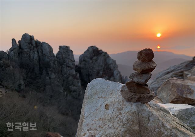 도솔암 마당에서 보는 일몰 풍경. 멀리 진도 방향 바다로 해가 떨어진다.