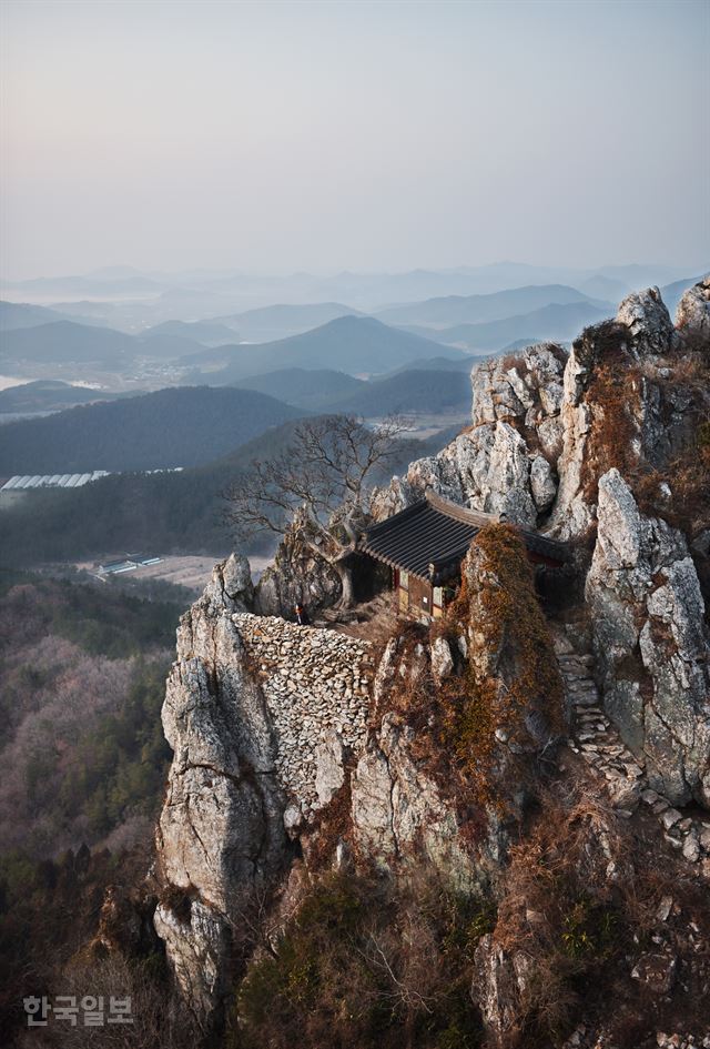 산꼭대기에 매달린 듯 아슬아슬한 위치에 터를 잡은 도솔암.