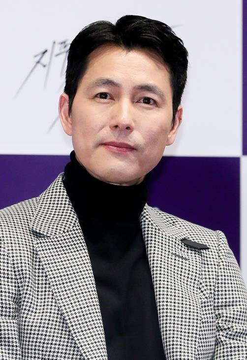 Actor Jung Woo-sung joined the stars Donation procession to prevent COVID-19 spread.On the 26th, Jung Woo-sung donated 100 million won to Community Chest of Korea (the fruit of love).Jung Woo-sungs Donation Fund will be used to purchase health masks and hand disinfectants to prevent COVID-19 spread and prevent infections in vulnerable groups.Jung Woo-sung donated 50 million won to the Hope Bridge National Disaster Relief Association at the time of the forest fires in Gangwon Province last year.In addition to Jung Woo-sung, Kang-Ho Song, Lee Byung-hun, Kim Hye-soo, Sharing, Kim Woo-bin, and Shin Min-ah attracted attention.On the other hand, Jung Woo-sung is meeting the audience with the movie The beasts who want to catch even the straw.