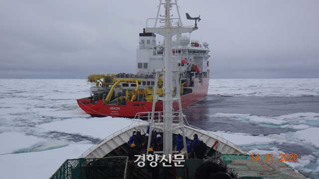 우리나라 쇄빙연구선 ‘아라온호(붉은색 선박)’가 표류중이던 707홍진호를 예인하고 있다. 해양수산부 제공