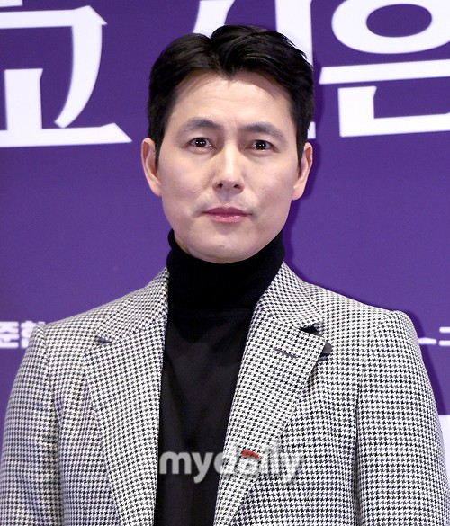 Actor Jung Woo-sung has Donated 100 million won to help COVID-19 spread.The agency artist company said on the afternoon of the 26th, Jung Woo-sung donated 100 million won to the fruits of Community Chest of Korea.This is in order to prevent infections of medical staff and vulnerable groups who are trying to prevent the spread of COVID-19.Jung Woo-sung has been steadily leading the way by delivering Donation money to Nepal earthquake damage and forest fire damage in Gangwon Province.