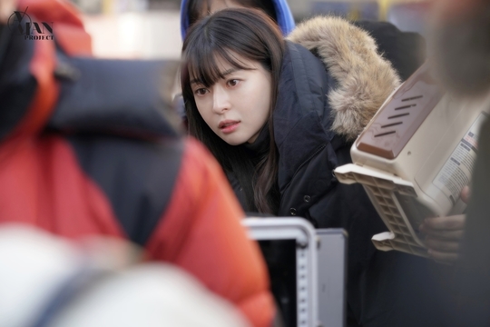 Actor Kwon Nara is raising the heart rate of Itaewon Klath viewers with an extraordinary atmosphere and emotional acting.Kwon Nara, who is working as a heartbreaker, is released and focuses attention.The A-Man project released the image of Kwon Nara, who was in the midst of shooting JTBCs Golden Earth Drama Itaewon Klath on February 26.In the open photo, Kwon Nara is giving a warm atmosphere as much as the coming spring, and steals his gaze.The appearance of the staff in the field without hesitation warms the hearts of the viewers.I also feel her passion to do her best in the role Oh Soo-ah in the seriously monitoring eyes.Viewers are also applauding Kwon Naras enthusiasm.While the confrontation between Park Se-hee (Park Seo-joon) and Jang Dae-hee (Yoo Jae-myung) was drawn in earnest, the inner side of Oh Soo-ah, which is in conflict on both sides, was outstanding.Oh Soo-ah told Roy, I am so happy to say that I make a white man, and I want you to stop and I will support you again.The god, who confides in the words of Jangga and what I should do between you, who I am on the side of ... , stimulated the emotions of the viewers of the first love.Kwon Nara also expressed his tension by expressing delicately the change of Oh Soo-ah, who had been loyal to Jangga, by saying that it was a Feeling response to Chairman Chang, who bought the Danbam building, and by revealing his relationship with Park Sung-yeol (Son Hyun-joo), saying, I hate you to Jang Geun-won (Anbo-hyun).So the curiosity is rising about what the real mind of Oh Soo-ah is.bak-beauty