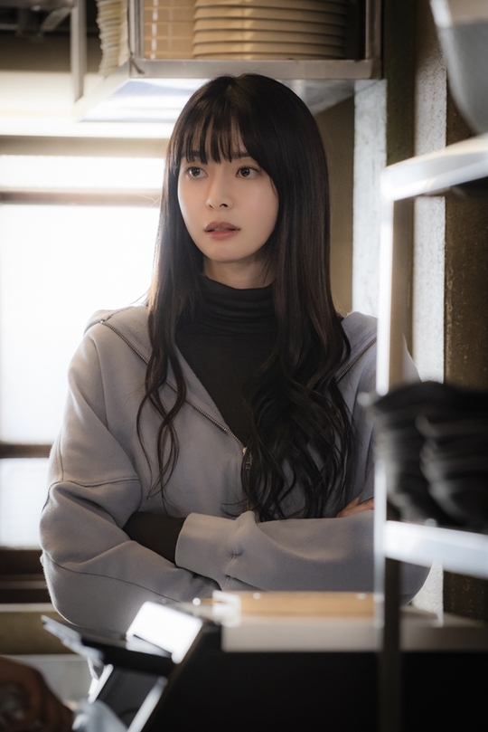 Actor Kwon Nara is raising the heart rate of Itaewon Klath viewers with an extraordinary atmosphere and emotional acting.Kwon Nara, who is working as a heartbreaker, is released and focuses attention.The A-Man project released the image of Kwon Nara, who was in the midst of shooting JTBCs Golden Earth Drama Itaewon Klath on February 26.In the open photo, Kwon Nara is giving a warm atmosphere as much as the coming spring, and steals his gaze.The appearance of the staff in the field without hesitation warms the hearts of the viewers.I also feel her passion to do her best in the role Oh Soo-ah in the seriously monitoring eyes.Viewers are also applauding Kwon Naras enthusiasm.While the confrontation between Park Se-hee (Park Seo-joon) and Jang Dae-hee (Yoo Jae-myung) was drawn in earnest, the inner side of Oh Soo-ah, which is in conflict on both sides, was outstanding.Oh Soo-ah told Roy, I am so happy to say that I make a white man, and I want you to stop and I will support you again.The god, who confides in the words of Jangga and what I should do between you, who I am on the side of ... , stimulated the emotions of the viewers of the first love.Kwon Nara also expressed his tension by expressing delicately the change of Oh Soo-ah, who had been loyal to Jangga, by saying that it was a Feeling response to Chairman Chang, who bought the Danbam building, and by revealing his relationship with Park Sung-yeol (Son Hyun-joo), saying, I hate you to Jang Geun-won (Anbo-hyun).So the curiosity is rising about what the real mind of Oh Soo-ah is.bak-beauty