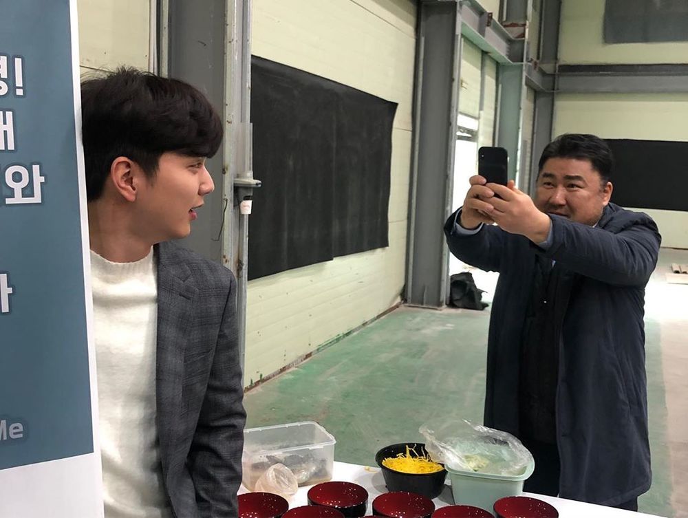 Actor Yoo Seung-ho thanked his fans.On February 26, Yoo Seung-ho posted two photos on his Instagram with an article entitled Its yo & me Thank you; feat.In the open photo, Yoo Seung-ho is enjoying a meal with TVN new drama Memorist Actor.The atmosphere of the cheerful people makes the audience feel happy. The photos show Ko Chang-seok taking a young Seung-ho.Park So-hee