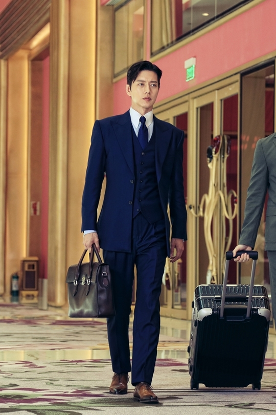 Forest Park Hae-jin, Jo Bo-ahs Hotel lobby reunion was capturedPark Hae-jin - Jo Bo-ah plays Kang San-hyuk, who was disguised as a M&A star in the KBS 2TV drama Forest (playplayplayed by Lee Sun-young / directed by Oh Jong-rok / Production IHQ, Star Forces, and Gaji Contents), and Jeong Young-jae, an ace surgeon who was relegated to a mountain-gol-mild hospital in Myeongseong Hospital in Seoul.After entering the forced cohabitation in the forest, the two are spraying healing phytoncide as they fall into the scenery and sound of nature that they could not feel in the city.Above all, Kangsan Hyuk and Jung Young-jae ate breakfast together in the last broadcast, and went on a bicycle to work out the morning.And while drinking the morning air on the bench, Jung Young-jae confessed that he would pass on to Kang San-hyuk, and he showed a ripe romance.However, Jung Young-jae, who wishes to recall Kang San-hyuk and Memory, who did not want to recall the memories of the 10-year-old who had forgotten since then, raised tension by arguing with the opinion.In this regard, Park Hae-jin - Jo Bo-ah presents the scene of Tikitaka Hotel lobby reunion.In the drama, Kang Sang Hyuk and Jung Young-jae accidentally pass by in an unexpected place without a promise.Kang San-hyuk takes off his fire crew uniform for a long time and flies the Pacific Suit Bal, decorating the Hotel lobby with a runway with each caught gait.On the other hand, Jung Young-jae gives a sparkling look, looking at the place where Kangsan Hyuk walked with a puzzled expression.The story of the two people appearing in the gorgeous and magnificent Hotel outside the forest is amplifying the curiosity.Park Hae-jin - Jo Bo-ahs Hotel lobby face-to-face was held at the Okada Hotel in Paranaki City, Manila, Philippines.There was a lot of crowds in the news that two people arrived at Philippines on the shooting scene.The two men, who gave their hands to the fans who welcomed them with enthusiastic cheers, burned their will to finish shooting at once in preparation for the accident.The two then showed Kang San-hyuk, who seriously briefed the schedule by crossing the lobby with the cut sound of the shooting, and a brilliant concentration that perfectly directed Jung Young-jae, who entered the lobby after a long time,Park Su-in
